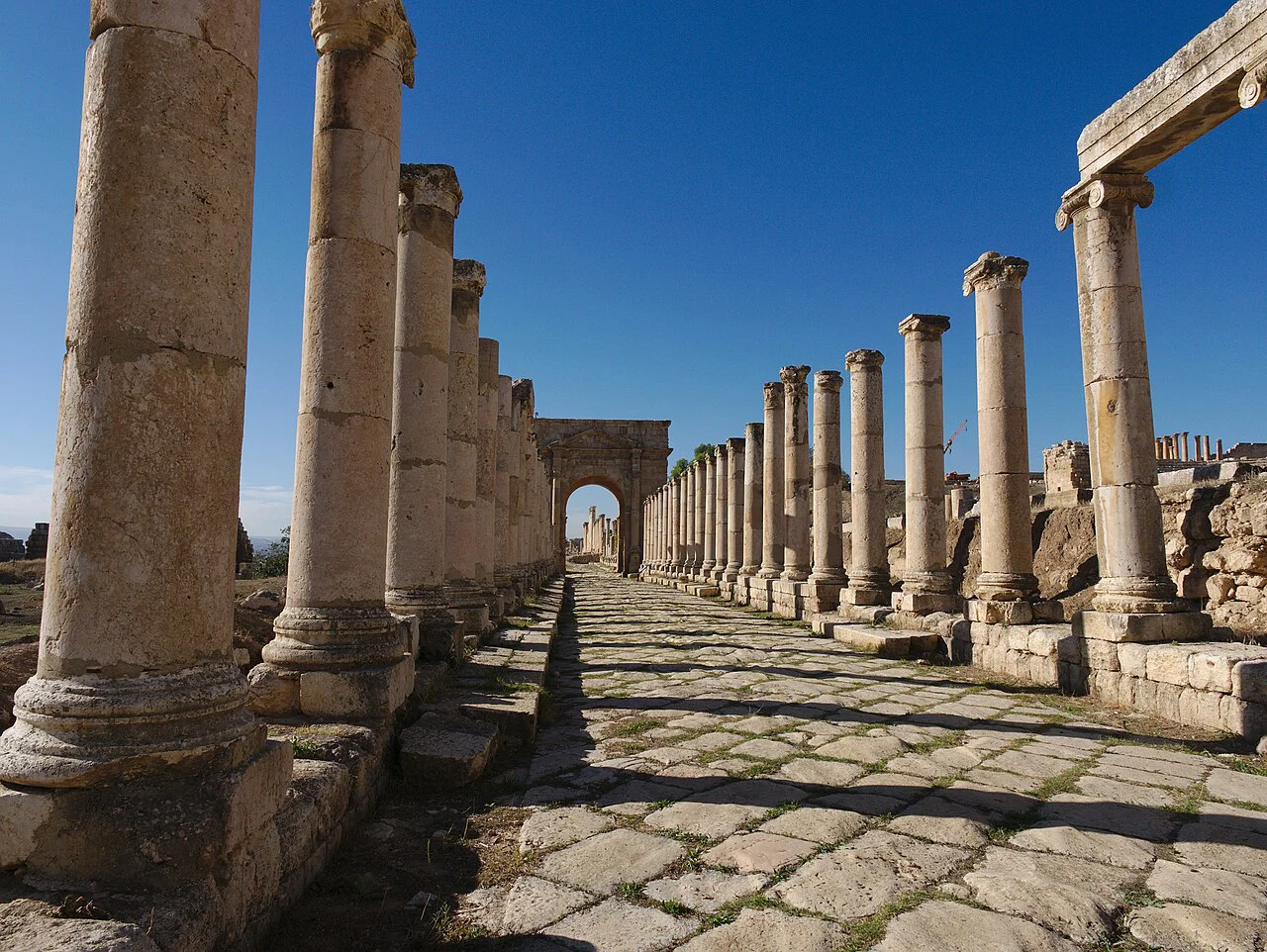 La_porte_nord_et_l'extrémité_nord_du_Cardo_-_Jerash_-_Novembre_2014_13