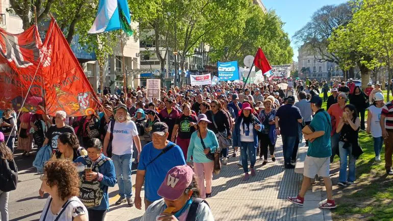 gente-marchando-770x433