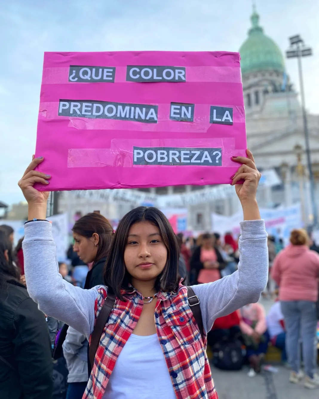 que-color-predomina-en-la-pobreza-identidad-marron-1068x1335